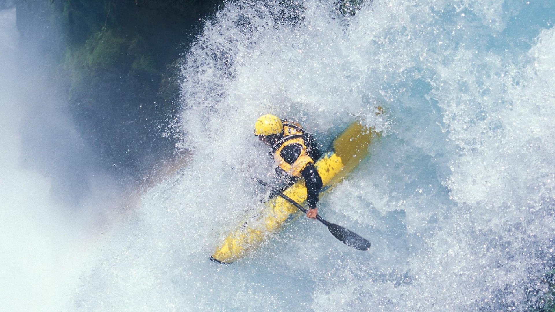 赛道与绿茵场的压力共鸣,当F1街道赛的引擎轰鸣遇见卡马文加的逆境爆发